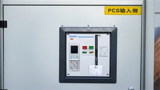 How to charge the lithium battery solar street light cabinet